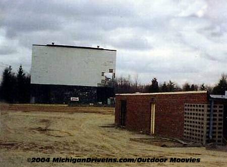Crest Drive-In Theatre - Crest Screen Snackbar 1990 Courtesy Darryl Burgess-Outdoor Moovies